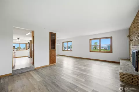 Living - 206 E Cedar St, Othello, WA 99344 photo 2 of 3