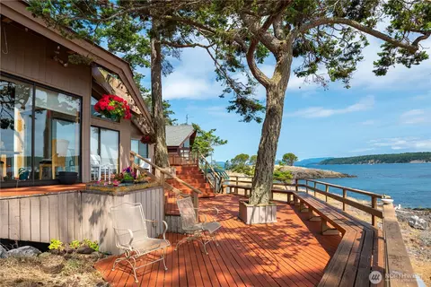 190 Island Dr, Friday Harbor, WA 98250