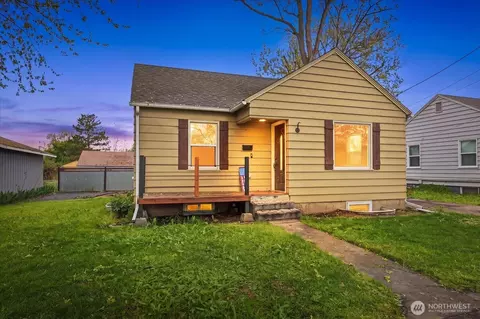 317 NE Ash Ave, College Place, WA 99324