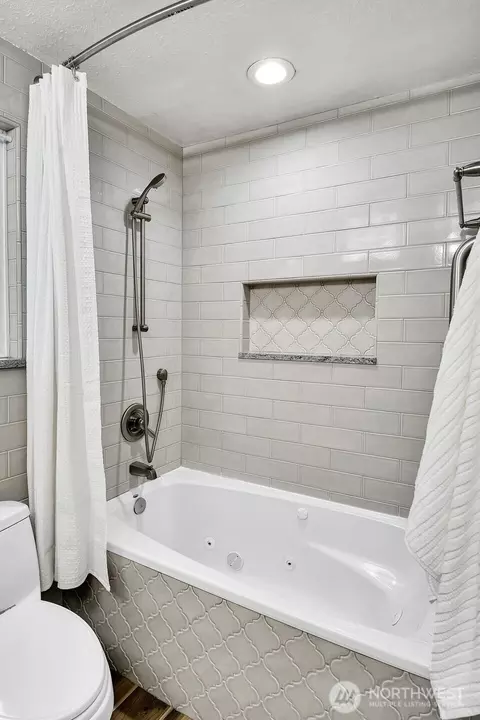 Bath - 21023 46th Ave SE, Bothell, WA 98021 photo 4 of 5