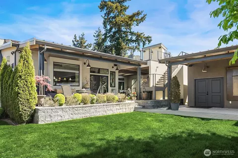 525 16th Ave W, Kirkland, WA 98033