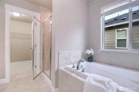 Bath - 4117 177 Pl SE, Bothell, WA 98012 photo 4 of 5