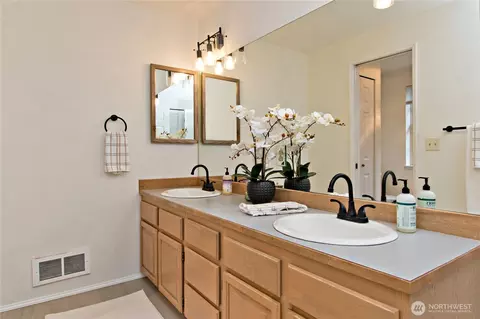 Bath - 23811 SE 374th St, Enumclaw, WA 98022 photo 2 of 4