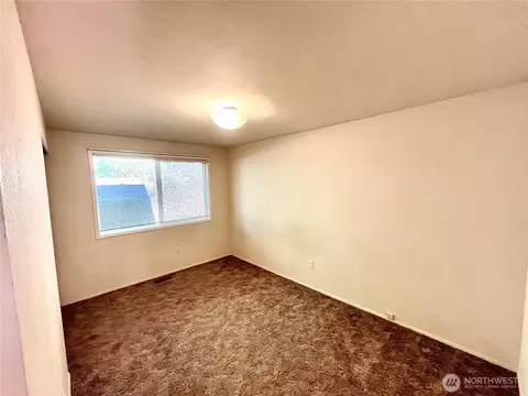 Bedroom - 296 Dungeness Mdws, Sequim, WA 98382 photo 4 of 6