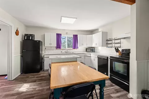 Kitchen - 3306 Romane Rd, Raymond, WA 98577 photo 2 of 3