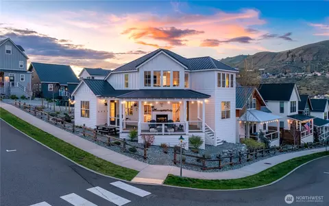 187 Bobcat Ln, Chelan, WA 98816