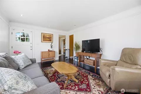 Living - 1916 Wilson Ave, Enumclaw, WA 98022 photo 2 of 2