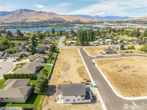 106 Chadwick St NW, East Wenatchee, WA 98802