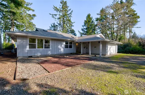 17600 Sandridge Rd, Long Beach, WA 98631