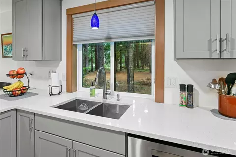 Kitchen - 16319 Alpine Dr E, Enumclaw, WA 98022 photo 3 of 6
