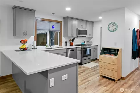 Kitchen - 16319 Alpine Dr E, Enumclaw, WA 98022 photo 1 of 6