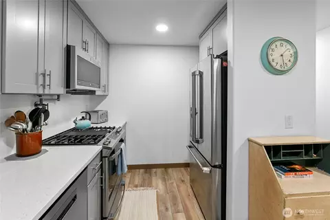 Kitchen - 16319 Alpine Dr E, Enumclaw, WA 98022 photo 5 of 6