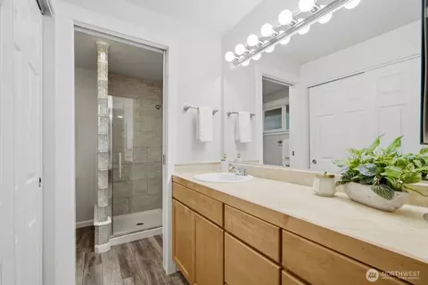 Bath - 20210 107th Ave NE, Bothell, WA 98011 photo 2 of 3