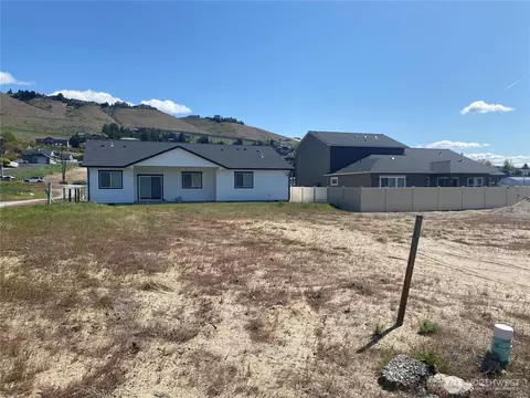 129 Harold St NE, East Wenatchee, WA 98802