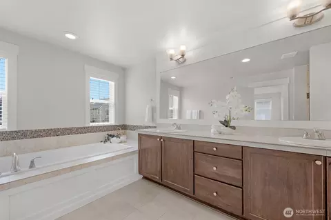 Bath - 4416 185th Pl SE, Bothell, WA 98012 photo 2 of 4