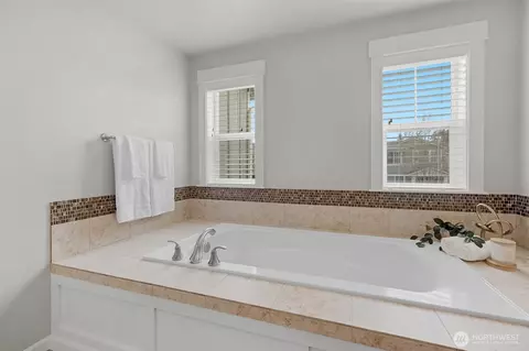 Bath - 4416 185th Pl SE, Bothell, WA 98012 photo 1 of 4