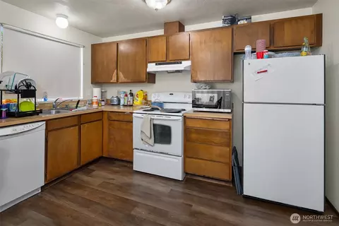 Kitchen - 1322 Maple St, Everett, WA 98201 photo 2 of 2