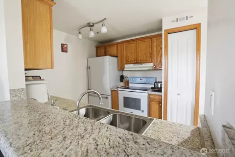 Kitchen - 1009 112th St SE #D105, Everett, WA 98208 photo 2 of 2