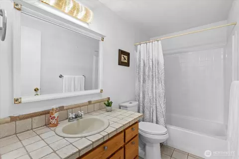 Bath - 907 Dyer Rd, Sultan, WA 98294 photo 2 of 2