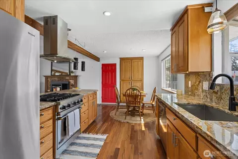 Kitchen - 907 Dyer Rd, Sultan, WA 98294 photo 4 of 4