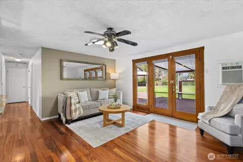 Living - 907 Dyer Rd, Sultan, WA 98294 photo 3 of 6