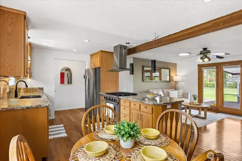 Kitchen - 907 Dyer Rd, Sultan, WA 98294 photo 2 of 4