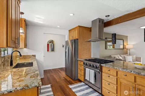 Kitchen - 907 Dyer Rd, Sultan, WA 98294 photo 3 of 4