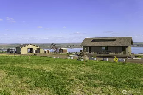 169 Banks Lake View Rd #99115, Coulee City, WA 99115