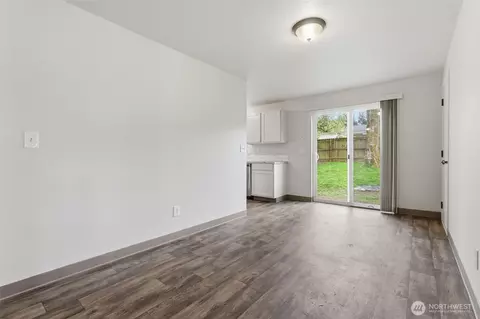 Living - 326 Cedar Ct, Winlock, WA 98596 photo 3 of 4