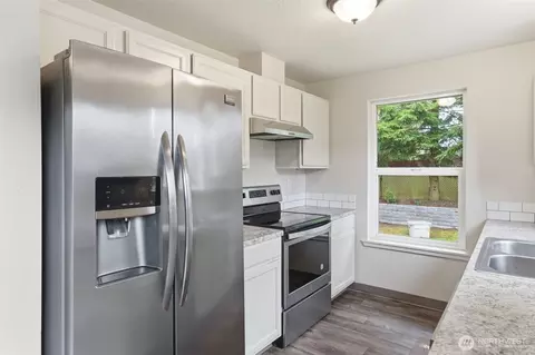Kitchen - 326 Cedar Ct, Winlock, WA 98596 photo 3 of 4