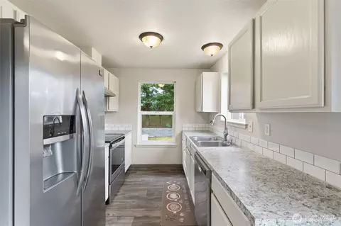 Kitchen - 326 Cedar Ct, Winlock, WA 98596 photo 1 of 4