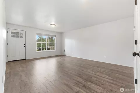 Living - 326 Cedar Ct, Winlock, WA 98596 photo 1 of 4