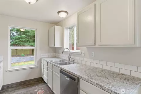 Kitchen - 326 Cedar Ct, Winlock, WA 98596 photo 2 of 4