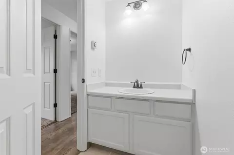 Bath - 326 Cedar Ct, Winlock, WA 98596 photo 2 of 3