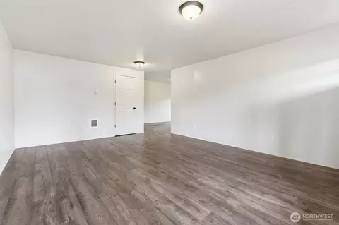 Living - 326 Cedar Ct, Winlock, WA 98596 photo 2 of 4