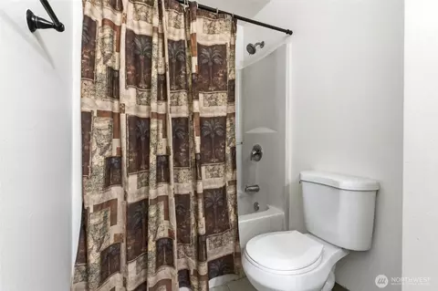 Bath - 326 Cedar Ct, Winlock, WA 98596 photo 1 of 3