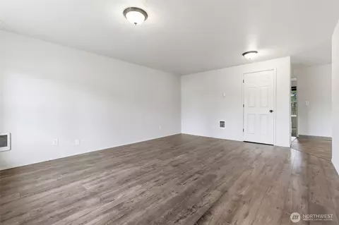 Living - 326 Cedar Ct, Winlock, WA 98596 photo 4 of 4