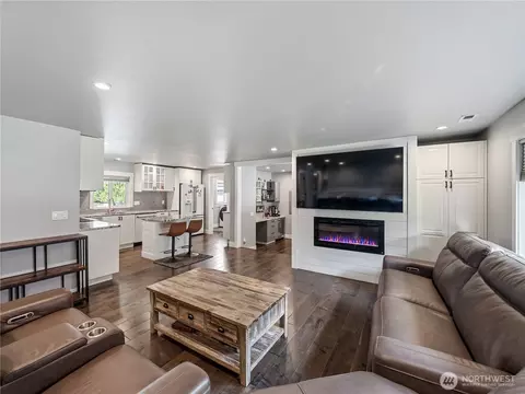 Living - 41423 270th Ave SE, Enumclaw, WA 98022 photo 3 of 3