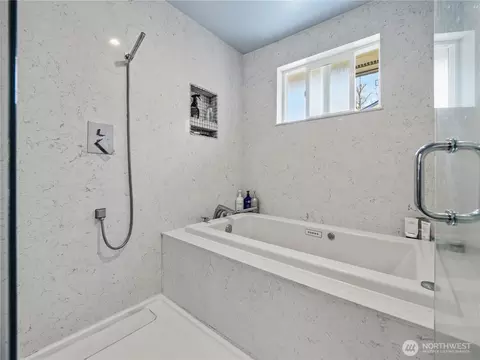 Bath - 41423 270th Ave SE, Enumclaw, WA 98022 photo 2 of 5