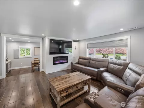 Living - 41423 270th Ave SE, Enumclaw, WA 98022 photo 2 of 3