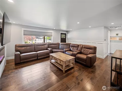 Living - 41423 270th Ave SE, Enumclaw, WA 98022 photo 1 of 3