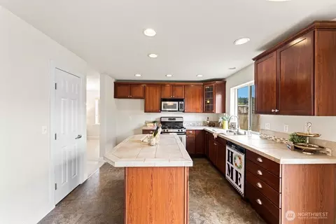Kitchen - 209 Burr St NE, Orting, WA 98360 photo 3 of 4