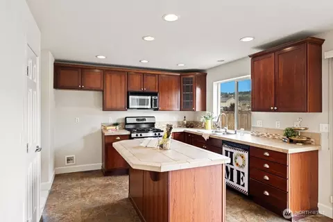 Kitchen - 209 Burr St NE, Orting, WA 98360 photo 4 of 4