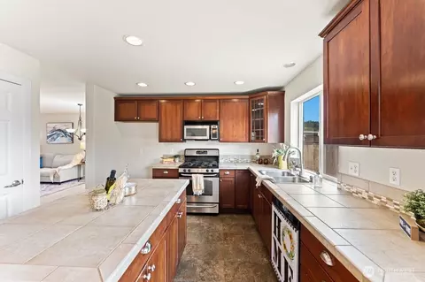 Kitchen - 209 Burr St NE, Orting, WA 98360 photo 2 of 4