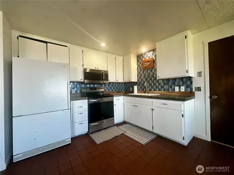 Kitchen - 159 W Alder St, Sequim, WA 98382 photo 3 of 4