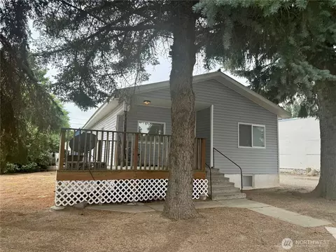 211 W Main St, Almira, WA 99103