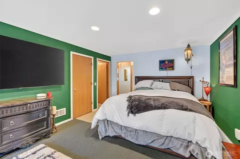 Bedroom - 2851 E Mason Lake Dr E, Grapeview, WA 98546 photo 5 of 5