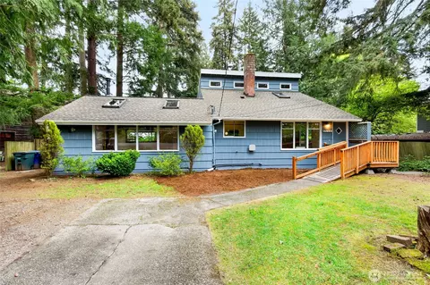 15822 34th Ave NE, Lake Forest Park, WA 98155
