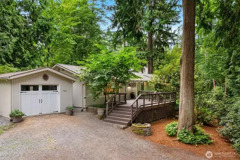 9820 NE Beach Crest Dr, Bainbridge Island, WA 98110