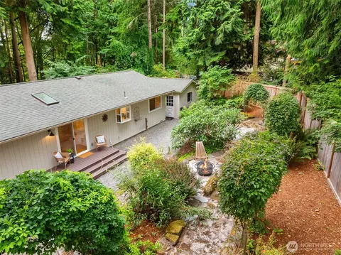 9820 NE Beach Crest Dr, Bainbridge Island, WA 98110